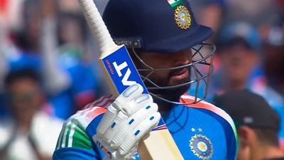 Shreyas Iyer played with Rohit Sharma's bat during IND vs NZ clash? special 'Hitman' inscription sparks speculation Shreyas Iyer's bat shows 'Hitman' inscriptiion