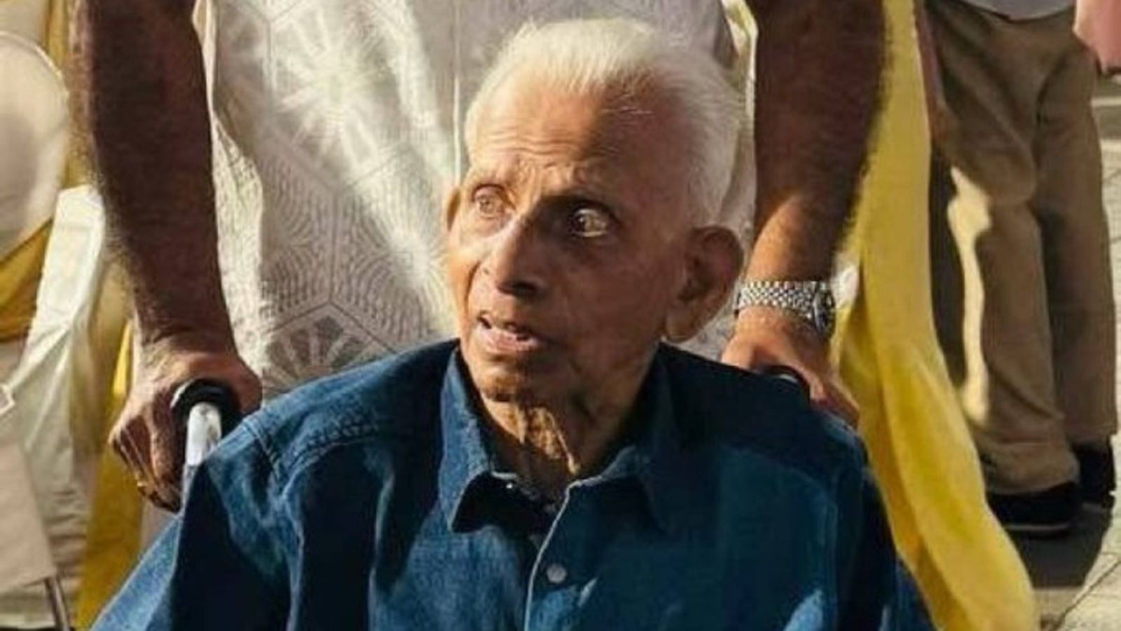 Legendary Mumbai spinner with 589 wickets passes away on March 3 Padmakar Shivalkar in frame