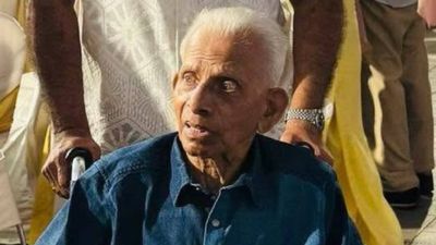 Legendary Mumbai spinner with 589 wickets passes away on March 3 Padmakar Shivalkar in frame