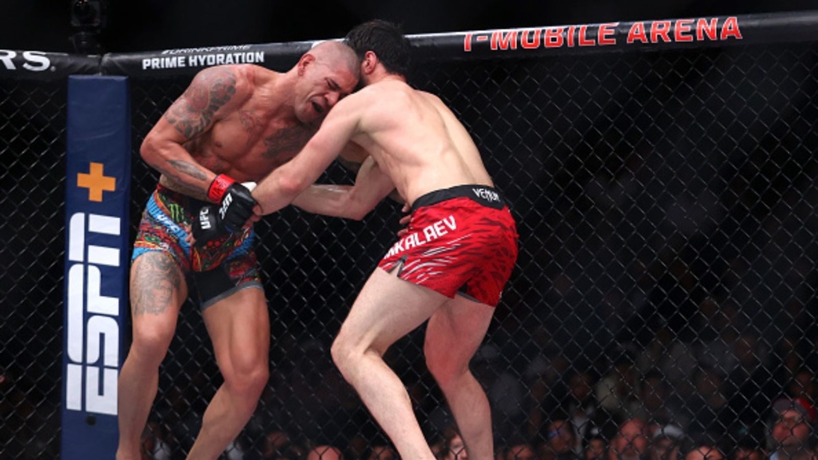 UFC veteran moved to tears as he receives prestigious honor in the Octagon UFC veteran moved to tears as he receives prestigious honor in the Octagon