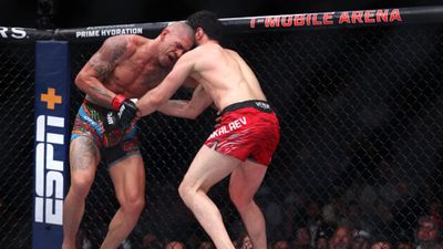 UFC veteran moved to tears as he receives prestigious honor in the Octagon UFC veteran moved to tears as he receives prestigious honor in the Octagon