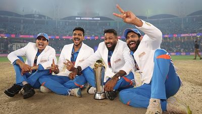 'Jab hum sabki fatt jati hain, tab wo sabse jyada confident hota hain': Axar Patel's massive statement on India's star after winning Champions Trophy title L-R: India's Shubman Gill, Axar Patel, Hardik Pandya and Ravindra Jadeja pose for a photo with the ICC Champions Trophy