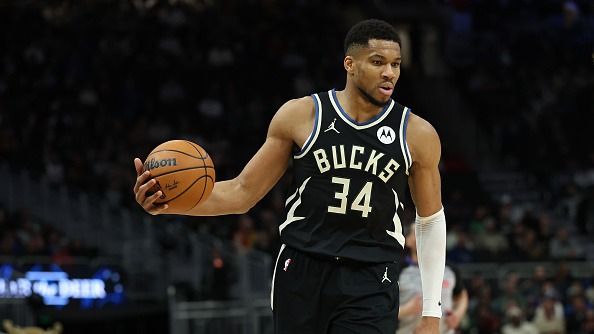 Will Giannis Antetokounmpo Play Tonight? Know the Injury Update of Bucks' Star Center Before the Game against the Lakers Giannis Antetokounmpo #34 of the Milwaukee Bucks handles the ball during a game against the Cleveland Cavaliers at Fiserv Forum