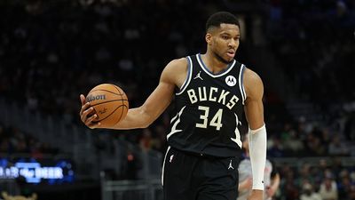 Will Giannis Antetokounmpo Play Tonight? Know the Injury Update of Bucks' Star Center Before the Game against the Lakers Giannis Antetokounmpo #34 of the Milwaukee Bucks handles the ball during a game against the Cleveland Cavaliers at Fiserv Forum