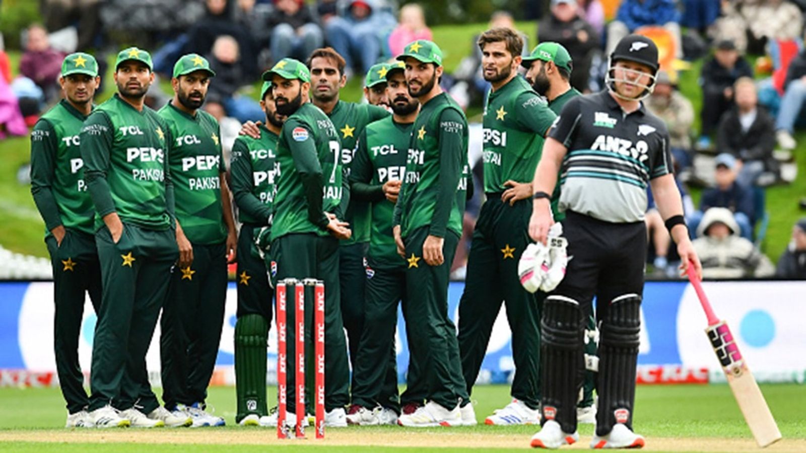 New Zealand openers wreak havoc in run chase as new-look Pakistan handed second T20I defeat on tour in rain-curtailed affair Pakistan players watch the review on the big screen against New Zealand's Tim Seifert (R) during the second T20I at University of Otago Oval in Dunedin on March 18, 2025.