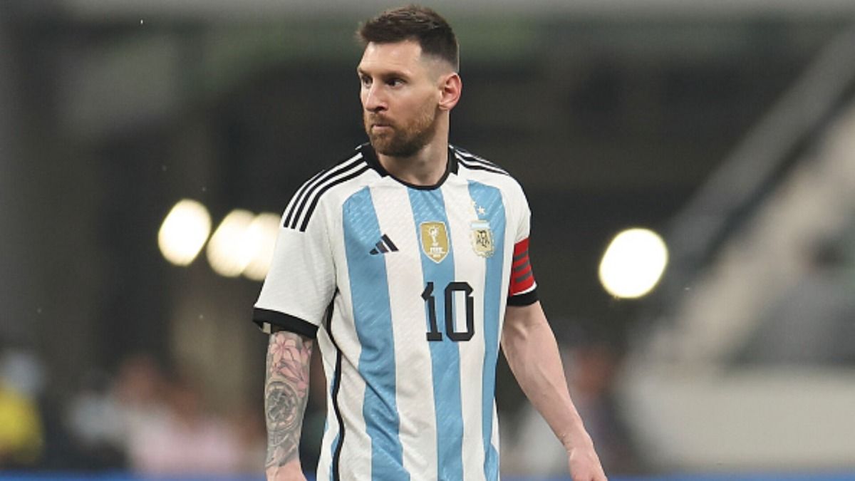 'From here, I will be cheering as just another fan' : Lionel Messi makes a major announcement after missing FIFA World Cup Qualifiers Against Brazil and Uruguay Lionel Messi in the frame
