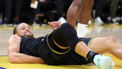 Has Warriors' Stephen Curry suffered a "career-threatening" injury? Doctor analyzes latest update Stephen Curry in the frame