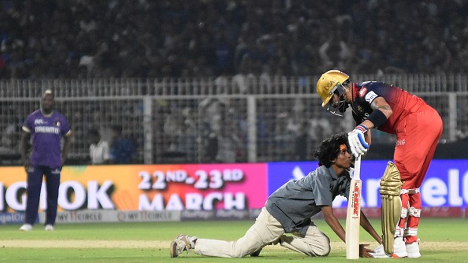 Eden Garden pitch invader reveals conversation with Virat Kohli before security took him away A fan enters ground and touches Virat Kohli's feet