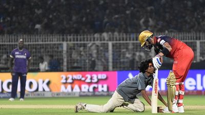 Eden Garden pitch invader reveals conversation with Virat Kohli before security took him away A fan enters ground and touches Virat Kohli's feet