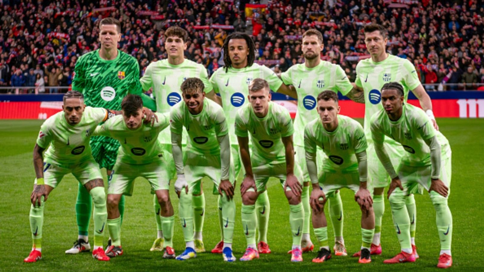 Barcelona drops bombshell update: Star midfielder's future finally revealed Team Barcelona in the frame (via getty)