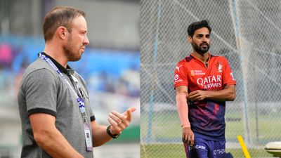 'Saw Bhuvi and thought he wasn't going to play, he came in...': Ab de Villiers believes 'balance in RCB 10 times better' after team's dominating win against CSK AB de Villiers and Bhuvneshwar Kumar