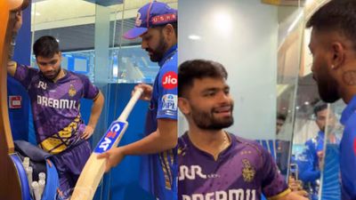Rinku Singh gate crashes into Mumbai Indians dressing room to ask Rohit Sharma for bat, gets confronted by Hardik Pandya - WATCH Rinku Singh enters MI dressing room for Rohit Sharma's bat