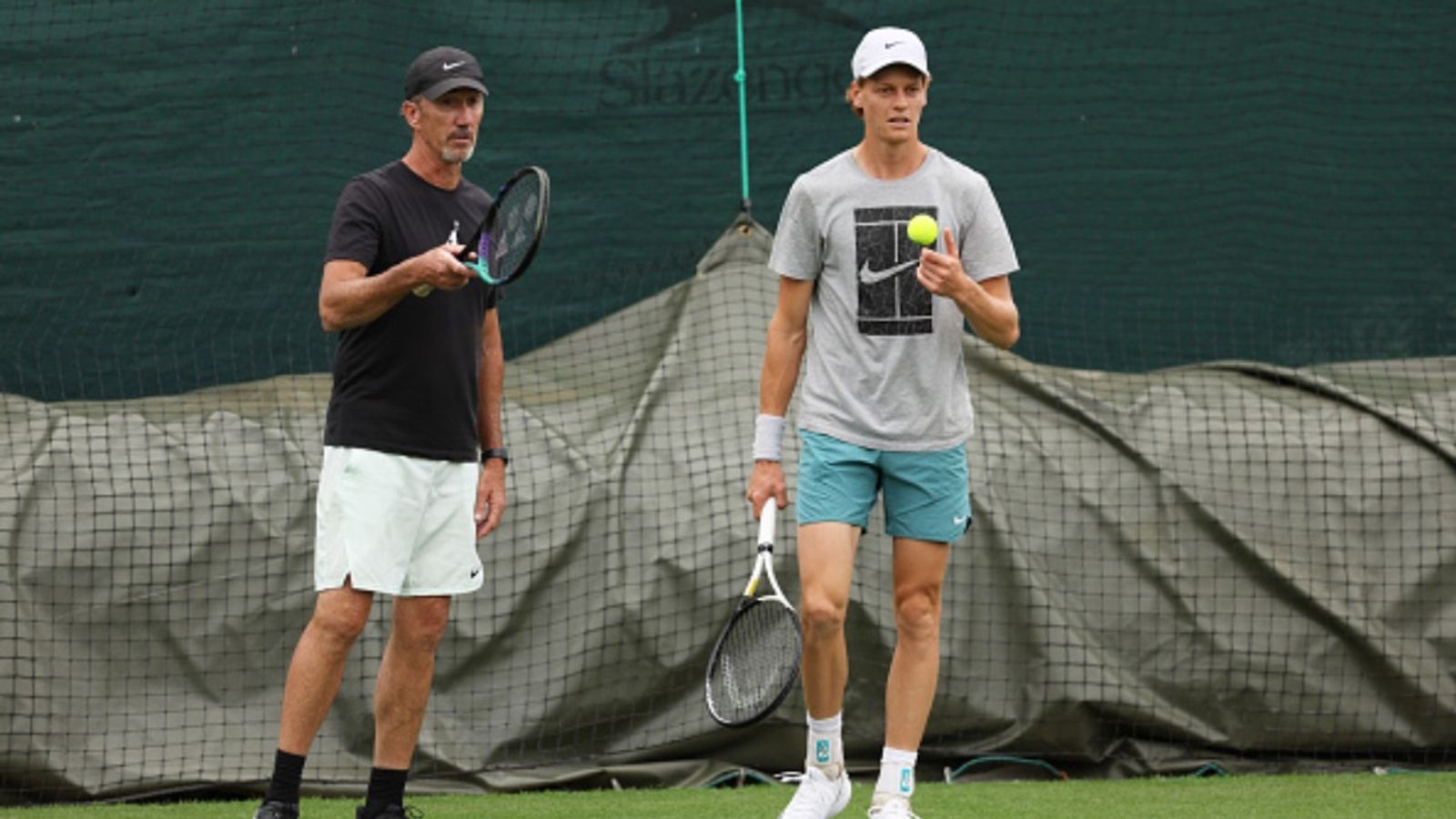 Jannik Sinner’s coaching shift: Former World No. 1 tipped to fill Darren Cahill’s shoes Jannik Sinner and Darren Cahill in the frame (via Getty)