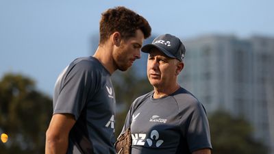 Gary Stead steps down as New Zealand's white-ball coach after series win over Pakistan, uncertain about Tests Gary Stead, Mitchell Santner
