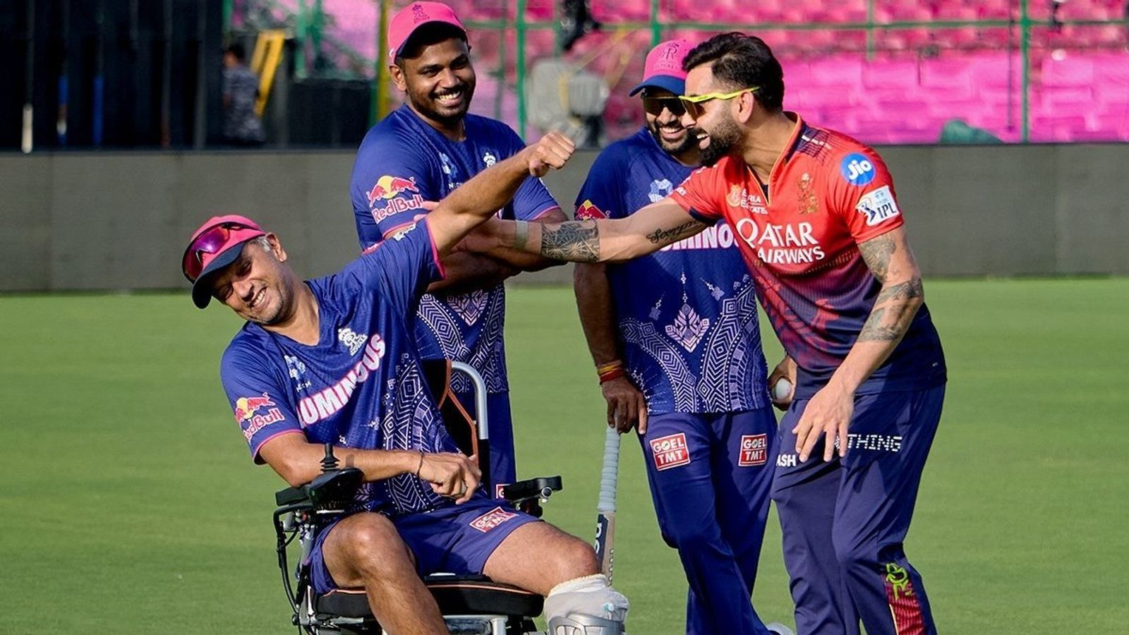'Legend recognizing legend': Social media reacts as Virat Kohli reunites with India's ex-head coach Rahul Dravid ahead of RR vs RCB tie, WATCH Video Rahul Dravid, Sanju Samson and Virat Kohli