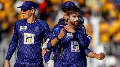 Mohammad Amir dismiss Babar Azam on two-ball duck as Quetta Gladiators demolish Peshawar Zalmi by 80 runs in PSL 2025 clash Mohammad Amir celebrates with teammates after taking the wicket of Peshawar Zalmi's captain Babar Azam