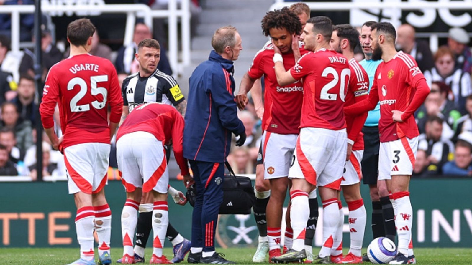 Manchester United suffers major blow as their star striker sustains a season-ending injury Joshua Zirkzee Injury Update (via Getty)