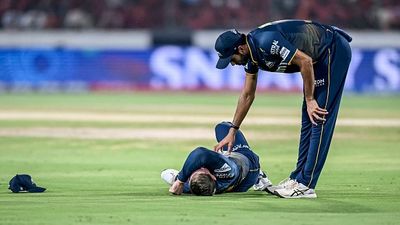 Gujarat Titans announce former Sri Lanka captain as replacement for injured Glenn Phillips ahead of IPL 2025 clash against DC Gujarat Titans' Washington Sundar (R) checks on his teammate Glenn Phillips during an IPL 2025 clash
