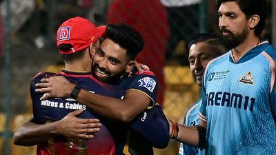 'Virat Kohli bhaiya gave me...': Mohammed Siraj reveals how RCB superstar supported him in tough phase after Champions Trophy snub GT's Mohammed Siraj (2L) is congratulated by RCB's Virat Kohli (L) for his team's win at the end of their IPL 2025 clash