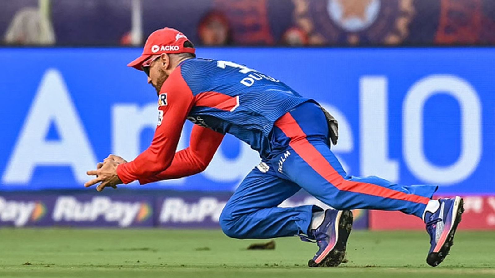 Massive boost for Delhi Capitals, star player recovers from injury ahead of RCB clash Delhi Capitals' Faf du Plessis takes a catch to dismiss Sunrisers Hyderabad's Wiaan Mulder during the Indian Premier League (IPL) match at the Y.S. Rajasekhara Reddy cricket stadium in Visakhapatnam on March 30, 2025.