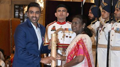 WATCH: Legendary spinner Ravichandran Ashwin conferred with Padma Shri by President Droupadi Murmu Ravichandran Ashwin with President Droupadi Murmu