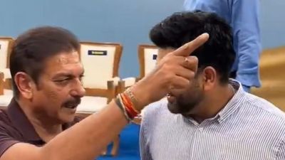 WATCH: Ravi Shastri's three-word message to Rohit Sharma goes viral after stand unveiling Ravi Shastri and Rohit Sharma