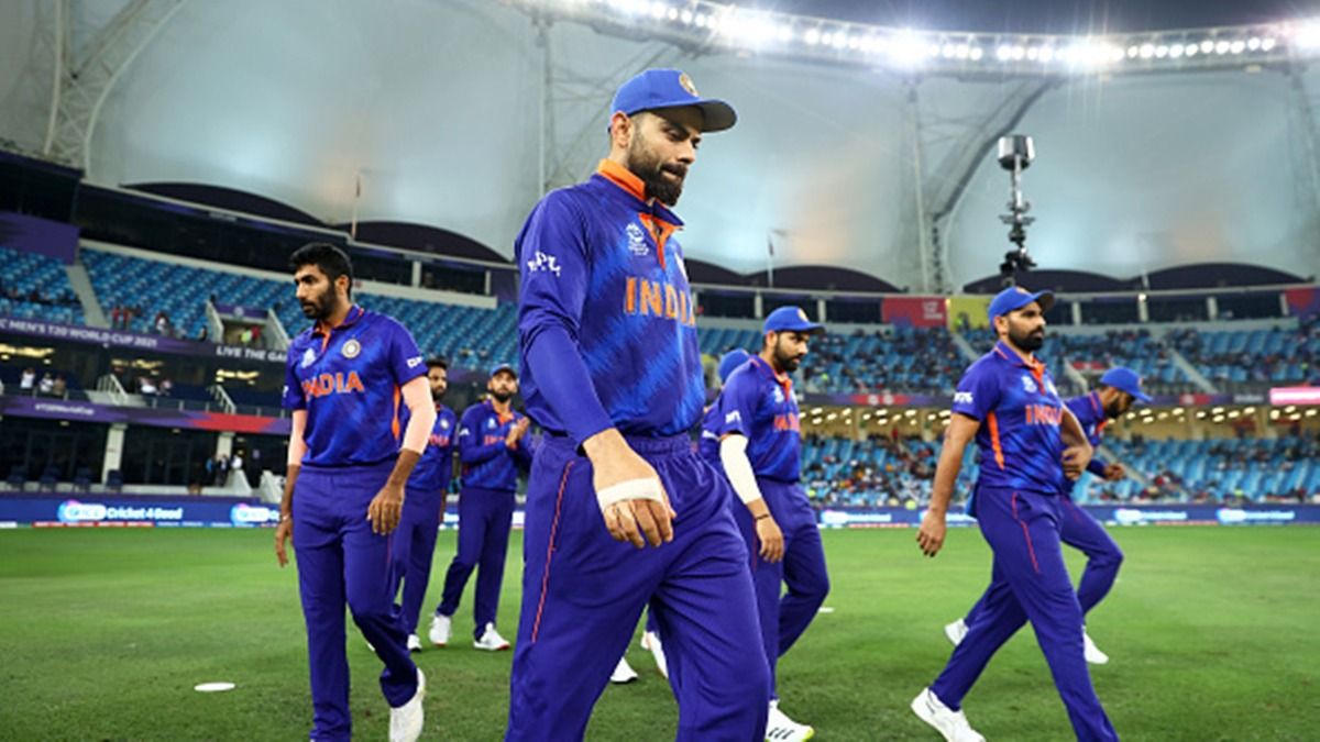 'Stood up for his teammate when the fast bowler was subjected to unfair social media trolling': Ravi Shastri hails Virat Kohli for this act as captain Virat Kohli of India interacts with their side as they prepare to field ahead of the ICC Men's T20 World Cup against Scotland at Dubai International Cricket Ground on November 05, 2021 in Dubai, United Arab Emirates.