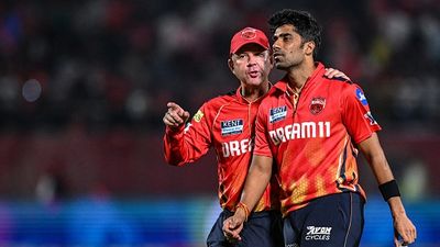 'Finishing in the top two is not easy in a league...': Shashank Singh reacts to viral podcast clip after PBKS confirm top 2 spot in IPL 2025 Punjab Kings' head coach Ricky Ponting (L) speaks with team's player Shashank Singh during the Indian Premier League (IPL) Twenty20 cricket match