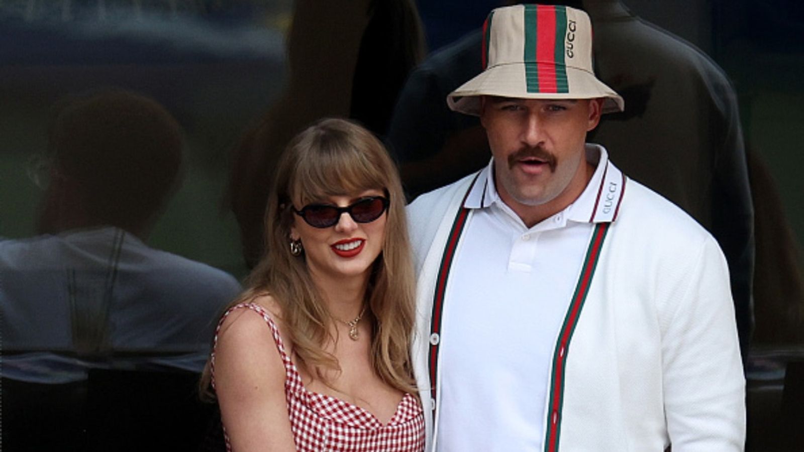 Taylor Swift’s touching surprise for beloved host wins hearts, with Travis Kelce adding to the magic Taylor Swift’s touching surprise for beloved host wins hearts, with Travis Kelce adding to the magic