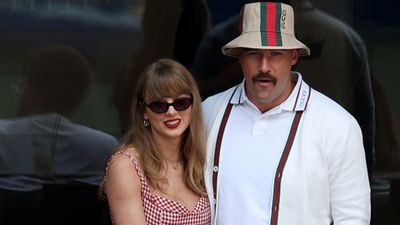 Taylor Swift’s touching surprise for beloved host wins hearts, with Travis Kelce adding to the magic Taylor Swift’s touching surprise for beloved host wins hearts, with Travis Kelce adding to the magic