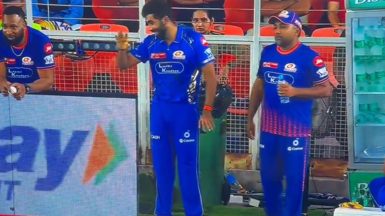 Jasprit Bumrah, Kieron Pollard smile as head coach Mahela Jayawardene communicates instructions frantically from dugout; video goes viral Jasprit Bumrah, Kieron Pollard smile as head coach Mahela Jayawardene communicates instructions frantically from dugout; video goes viral