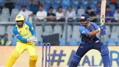 Prithvi Shaw roars back to form, cracks six consecutive boundaries in an over enroute to sizzling fifty Prithvi Shaw roars back to form, cracks six consecutive boundaries in an over enroute to sizzling fifty