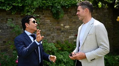 Sachin Tendulkar gives bold verdict on outcome of India vs England Test 5-match outing, reveals this team will win series 3-1 Legendary Sachin Tendulkar (L) and James Anderson in this frame