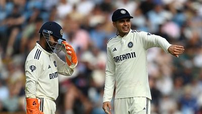 'Yashasvi Jaiswal dropped one before Jaddu...': Gautam Gambhir urged to change Shubman Gill’s fielding position after dropped catches in 1st Test vs England : India captain Shubman Gill directs the field alongside wicketkeeper Rishabh Pant during day 2 of the 1st Rothesay Test Match between England and India at Headingley on June 21, 2025 in Leeds, England.