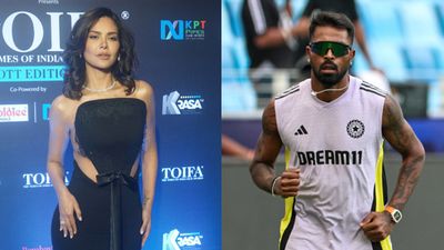 Bollywood actor Esha Gupta finally opens up on dating rumours with Hardik Pandya, says 'Talked for few months, it ended before we...' Bollywood actor Esha Gupta (L) and India's star all-rounder Hardik Pandya in frame