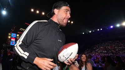 Travis Kelce mocked by Chiefs teammate for giving tight end tips: "This is just for the cameras" Travis Kelce mocked by Chiefs teammate for giving tight end tips: "This is just for the cameras"