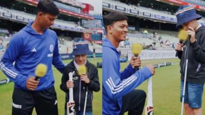 Watch: Yashasvi Jaiswal wins millions of hearts after gifting signed bat to visually impaired kid, young fan wows star batter with his cricket insight Watch: Yashasvi Jaiswal wins millions of hearts after gifting bat to visually impaired kid, young fan wows star batter with his cricket insights