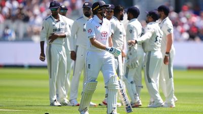 IND vs ENG: Jasprit Bumrah's sizzling fifer dampens Joe Root's century as India bowl out England for 387 on Day 2 of Lord's Test India's Jasprit Bumrah (centre) celebrates the wicket of England's Joe Root on Day 2 of third Test