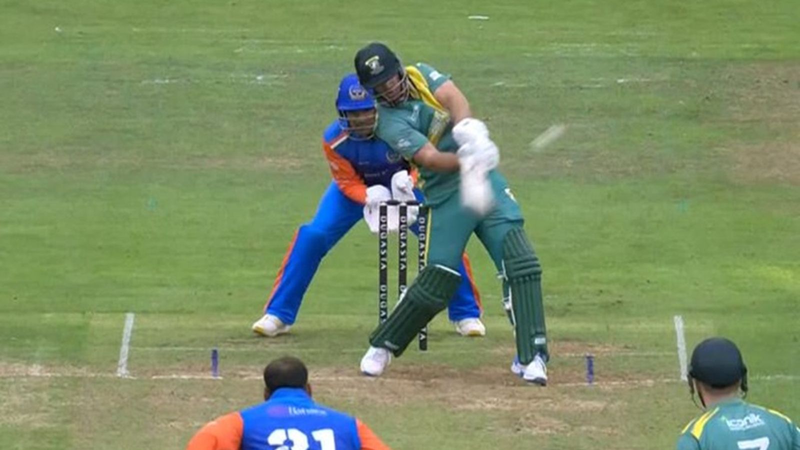 WATCH: AB de Villiers wreaks havoc with 30-ball 63 as South Africa beat India by 88 runs in injured Yuvraj Singh's absence AB de Villiers smashes Yusuf Pathan for a six.
