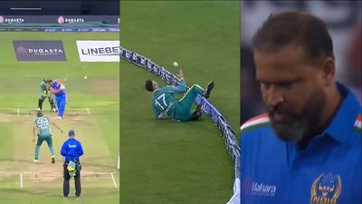 Yusuf Pathan left gobsmacked as 41-year-old AB de Villiers' acrobatic act leads to perfect relay catch; watch viral video AB de Villiers, Yusuf Pathan