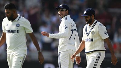 'Didn't quite agree with his decisions...': Nasser Hussain questions Shubman Gill's captaincy in Manchester Test SportsTak