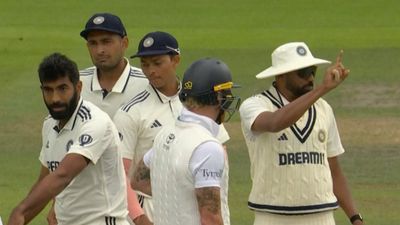 'Stick to bowling, not umpiring...': Former India captain's scathing remark on Mohammed Siraj on Day 4 of the 4th Test against England goes viral Mohammed Siraj