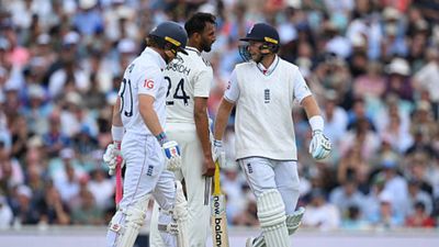 'He didn't back down...': Dinesh Karthik reacts to heated exchange between Prasidh Krishna and Joe Root SportsTak