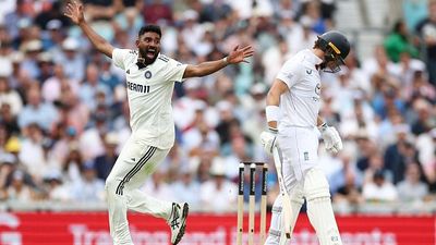 'They have picked players who have been playing no cricket': Michael Vaughan questions 21-yr-old's selection for IND vs ENG 5th Test India's Mohammed Siraj (L) celebrates taking the wicket of England's Jacob Bethell (R) in this frame