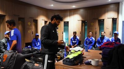 India vs England: Not Mohammed Siraj, Shubman Gill or Rishabh Pant, Ravindra Jadeja hands over Impact Player of the Series award to this star, watch video Ravindra Jadeja handing over Impact Player of the Series award to Washington Sundar