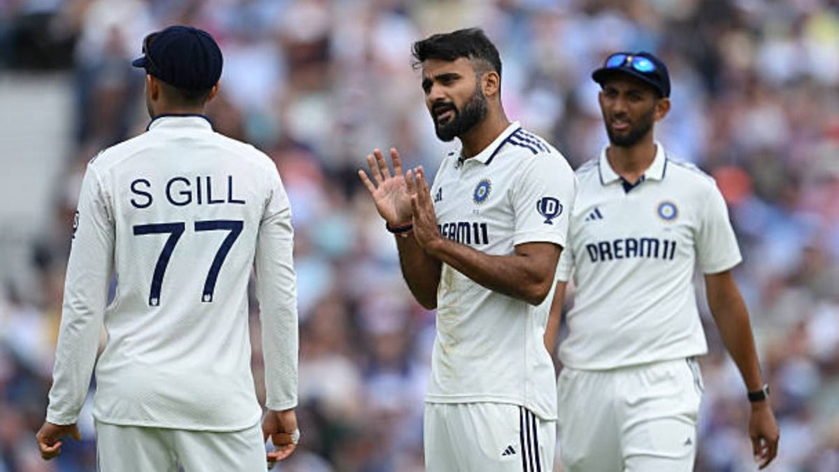 Akash Deep of India tries to persuade captain Shubman Gill of India to review a close lbw call against Ben Duckett of England during Day Two of the 5th Rothesay Test Match between England and India at The Kia Oval
