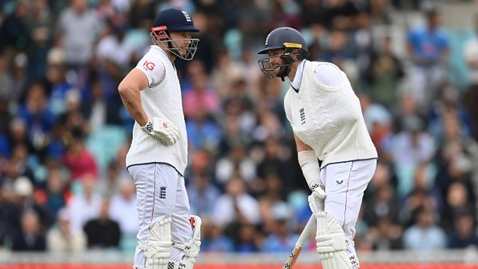 'Was hoping that we could get over the line with Gus at the other end...': Chris Woakes reveals his mindset while batting despite shoulder injury in Oval Test Chris Woakes (R) and Gus Atkinson of England talk between overs during the fifth Rothesay Test Match between England and India at The Kia Oval on August 4, 2025 in London, England.