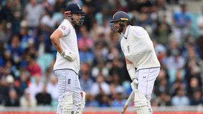 'Was hoping that we could get over the line with Gus at the other end...': Chris Woakes reveals his mindset while batting despite shoulder injury in Oval Test Chris Woakes (R) and Gus Atkinson of England talk between overs during the fifth Rothesay Test Match between England and India at The Kia Oval on August 4, 2025 in London, England.