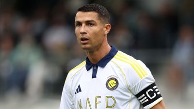Cristiano Ronaldo labeled "an arrogant guy" by star footballer: "He asked me how much I earned" Cristiano Ronaldo labeled "an arrogant guy" by star footballer: "He asked me how much I earned"