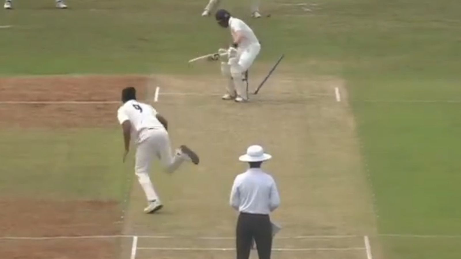 Express pacer Umran Malik sends stumps flying leaving batters clueless on comeback match in Buchi Babu tournament; video goes viral Umran Malik knocks over Odisha batter in Buchi Babu clash on August 26.